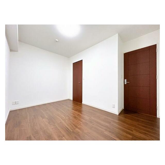 「南側6帖洋室」フローリング張替え、クロス張替え、照明交換等を行いました。ウォークインクローゼットがございます。