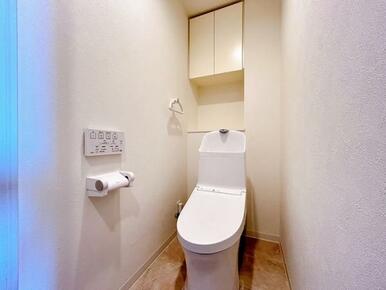 「トイレ」TOTO製のトイレに新品交換いたしました。クッションフロア貼替え、クロス張替え、照明交換を行いました。