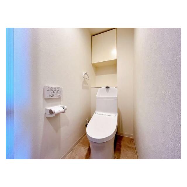 「トイレ」TOTO製のトイレに新品交換いたしました。クッションフロア貼替え、クロス張替え、照明交換を行いました。