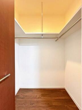 「収納」南側約6帖の洋室にあるウォークインクローゼットの写真です。枕棚とパイプハンガーが設置してあります。