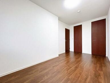 「8帖洋室」フローリング張替え、クロス張替え、照明交換等を行いました。