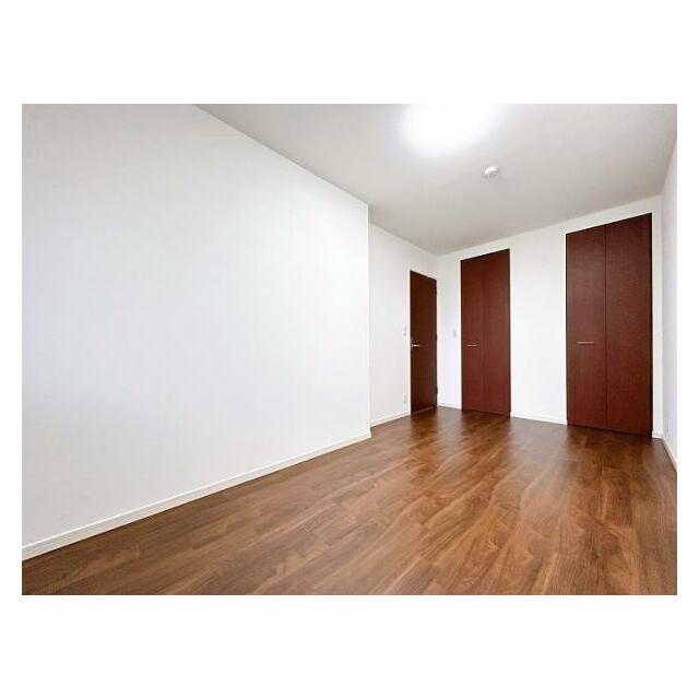 「8帖洋室」フローリング張替え、クロス張替え、照明交換等を行いました。