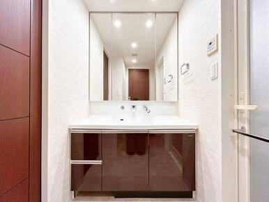 「洗面台」クリーニングを行いました。三面鏡で、収納豊富な洗面台です。