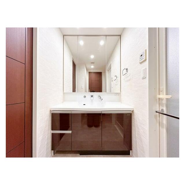 「洗面台」クリーニングを行いました。三面鏡で、収納豊富な洗面台です。