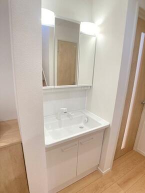 「洗面所」白を基調とした三面鏡です。鏡の後ろが収納となっております。