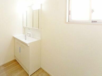 ミラー周りに沢山の工夫。機能性高い三面鏡の洗面台（施工例）