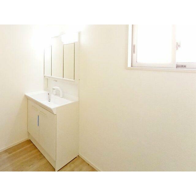 ミラー周りに沢山の工夫。機能性高い三面鏡の洗面台（施工例）