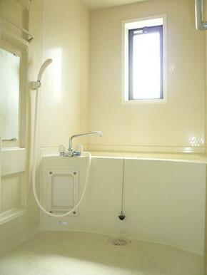 お風呂にも窓があり換気十分