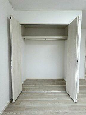 「２階南西洋室」各部屋に収納スペースがございます。