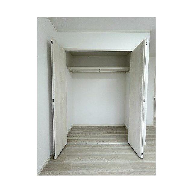 「２階南西洋室」各部屋に収納スペースがございます。