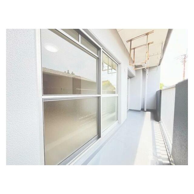 南側バルコニー　物干し台と室外機置きあり。