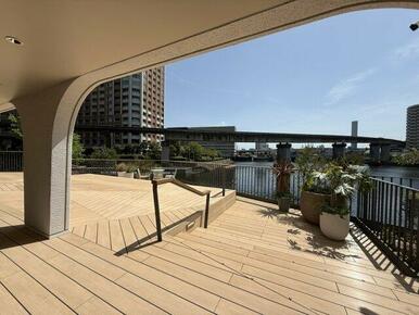 運河に張り出すように設けた、空と水の景を楽しめる開放空間。