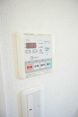 なんと浴室暖房乾燥機もついてます！