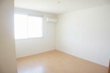 【洋室】冷暖房もついてますよ◎