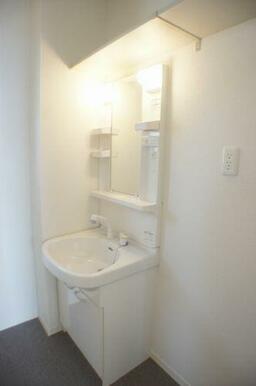 【洗面所】とても便利な洗髪洗面化粧台は今や必須アイテム。上部には収納棚があってとても便利ですよ◎