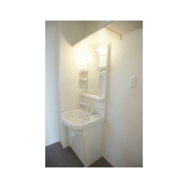 【洗面所】とても便利な洗髪洗面化粧台は今や必須アイテム。上部には収納棚があってとても便利ですよ◎