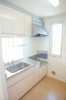 【キッチン】人気の対面式ですので、料理をしながら家族の様子も見ることが出来ます！