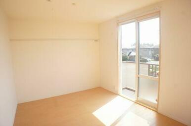 【洋室】大きな窓が付いていて明るい空間です。寝室や子供部屋ｅｔｃ様々な用途にどうぞご利用ください♪