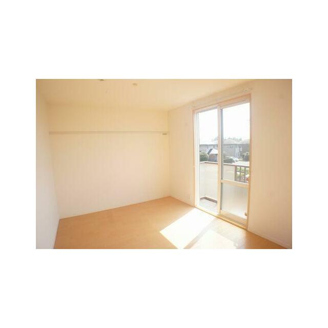 【洋室】大きな窓が付いていて明るい空間です。寝室や子供部屋ｅｔｃ様々な用途にどうぞご利用ください♪