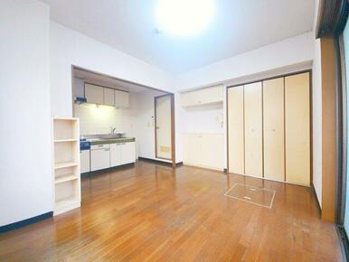 落ち着いて過ごせるお部屋なので、寝室にいかがでしょうか