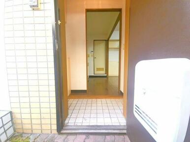 収納もある玄関です