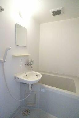 清潔感のあるバスルーム★★嬉しいバス、トイレ別々でございます★★一日の疲れをゆっくりリラックスして…