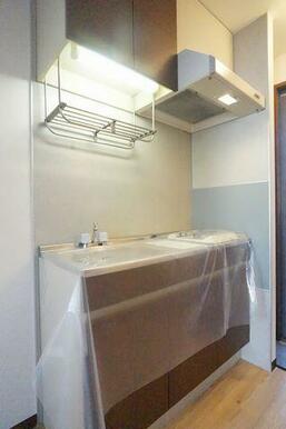 １ガスコンロ付きのシステムキッチンでございます★★上段と流し台の下に収納スペースがございます★★