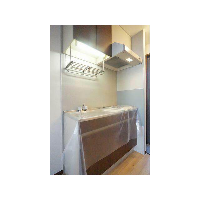 １ガスコンロ付きのシステムキッチンでございます★★上段と流し台の下に収納スペースがございます★★