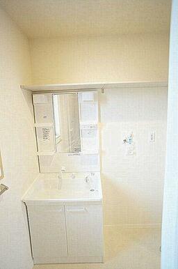 シャワー付き洗面台　洗濯機置き場　収納棚付き