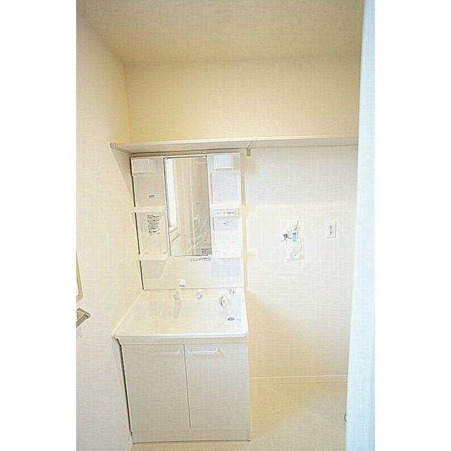 シャワー付き洗面台　洗濯機置き場　収納棚付き