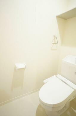 シャワー付きトイレ　トイレットペーパー等の収納に便利な棚付き