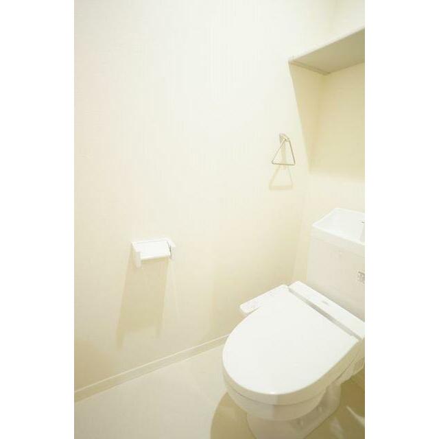 シャワー付きトイレ　トイレットペーパー等の収納に便利な棚付き