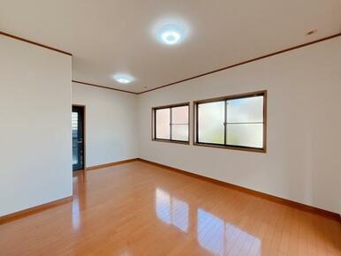 「LDK約16帖」別角度の写真です。勝手口がございます。