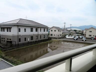 南向きバルコニーで日当たり良好です。奥行きもありますので、雨が降っても安心ですね。