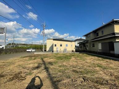 東側は小さい可愛らしい建物が建っています。