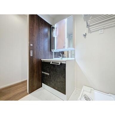 身支度に便利な洗髪洗面化粧台