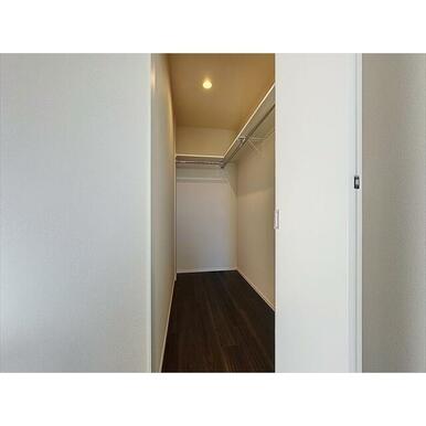 奥行きのあるウォークインクローゼット