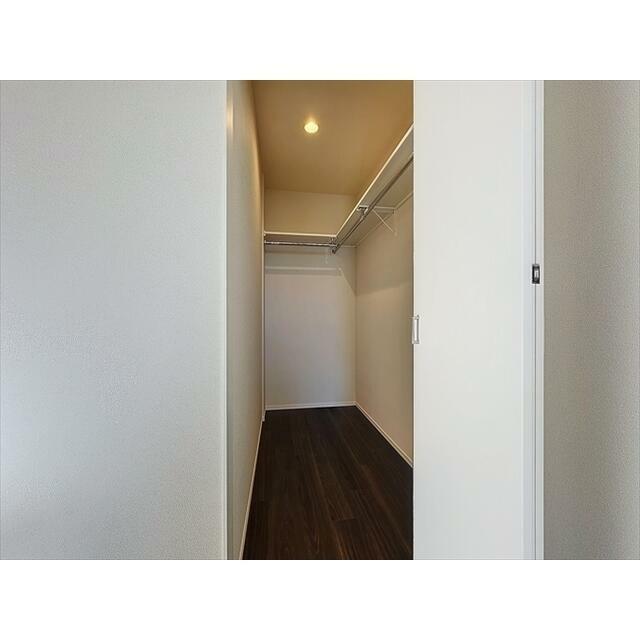 奥行きのあるウォークインクローゼット