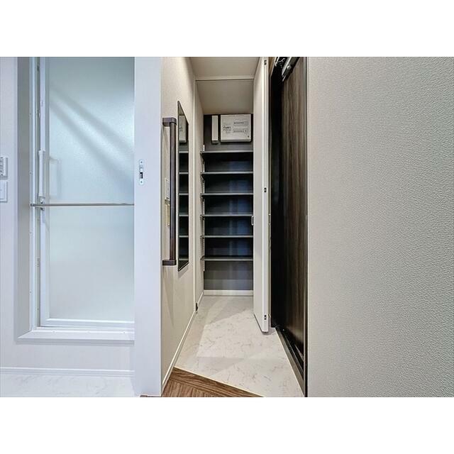 棚数豊富な下駄箱付きの玄関