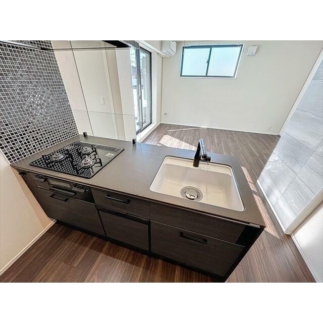 モダンなペニンシュラキッチン