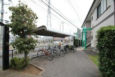 敷地内屋根付き駐輪場、専用ゴミBOX有り。
