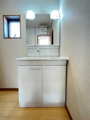 「洗面脱衣室」三面鏡洗面台、クリーニング済み