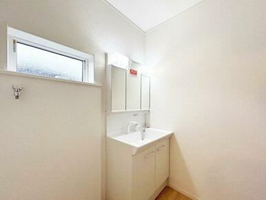 使いやすい3面鏡洗面台。洗面所には小窓があり、換気もしやすいです。