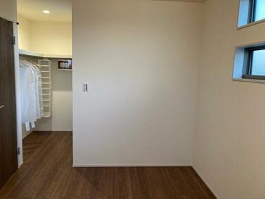 お洋服好きならコーディネートに悩むのも楽しみのひとつ（10号棟）