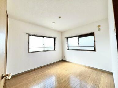 広くて明るい寝室