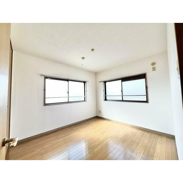 広くて明るい寝室