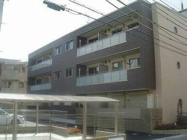 重量鉄骨造３階建て