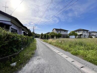 前面道路写真です。すれ違いするには少し狭いです。