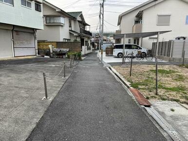 南側接道の様子（目的物件は写真右側）