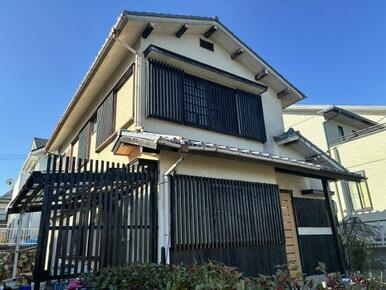 黒い格子でデザインされた外観